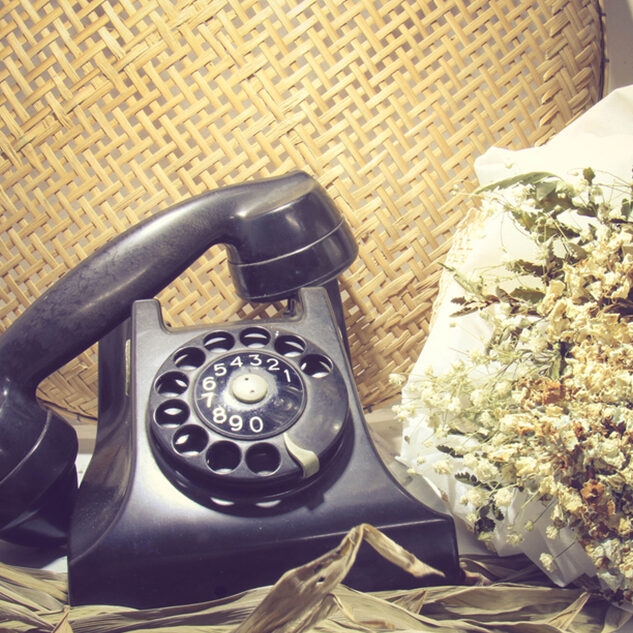 Antwoordservice_bereikbaarheid_uitvaartbranche - telefoon met bloemen